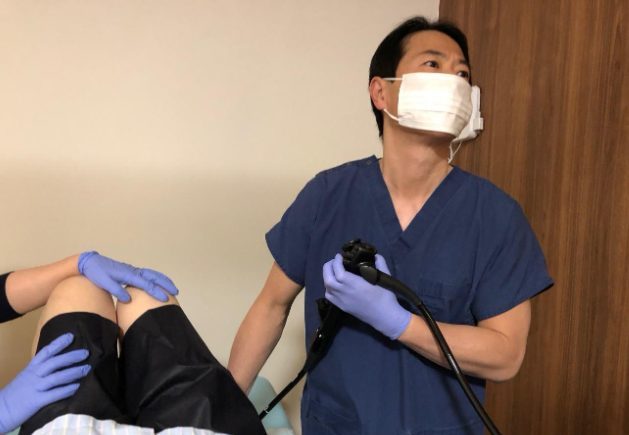 大腸内視鏡検査を行う院長