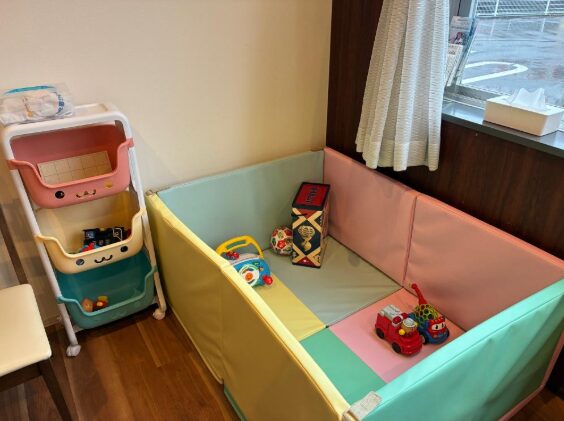 小児診療を連想させるウサギのぬいぐるみと聴診器、薬のイメージ写真